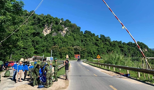 Lực lượng chức năng lập chốt kiểm soát dịch trên địa bàn huyện Quế Phong (Nghệ An)