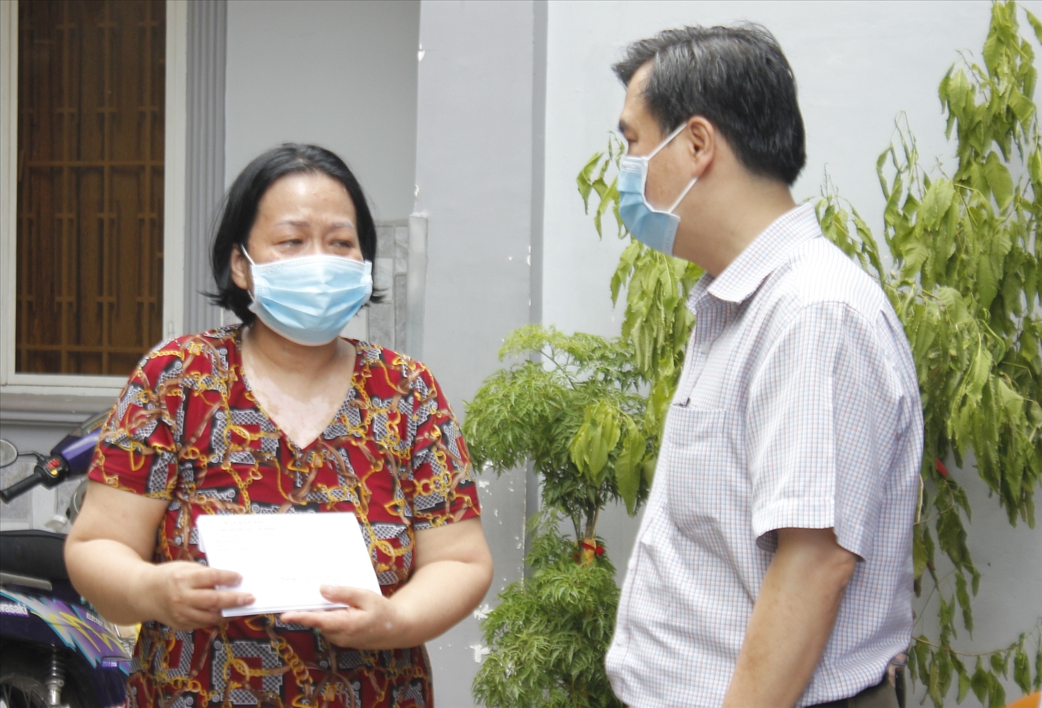 Chị Nguyễn Thị Tuyết (quận 10) xúc động khi nhận được quà hỗ trợ từ Ủy ban Dân tộc