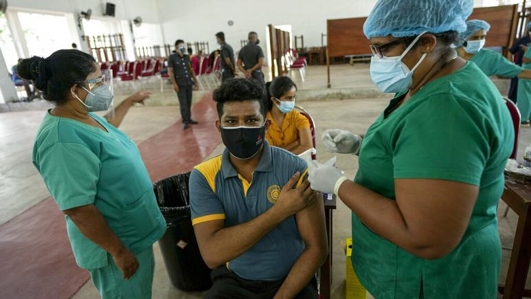 Người dân đi tiêm phòng vaccine ngừa COVID-19 ở Sri Lanka (Ảnh: AP)