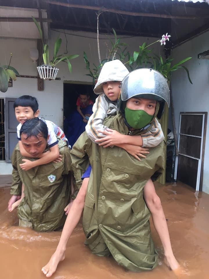 Phòng Cảnh sát phòng cháy chữa cháy và cứu nạn cứu hộ, Công an tỉnh tổ chức di tản một số hộ dân bị ngập lụt tại hẻm 11 Nguyễn Viết Xuân (TP. Pleiku). Ảnh: Văn Tám
