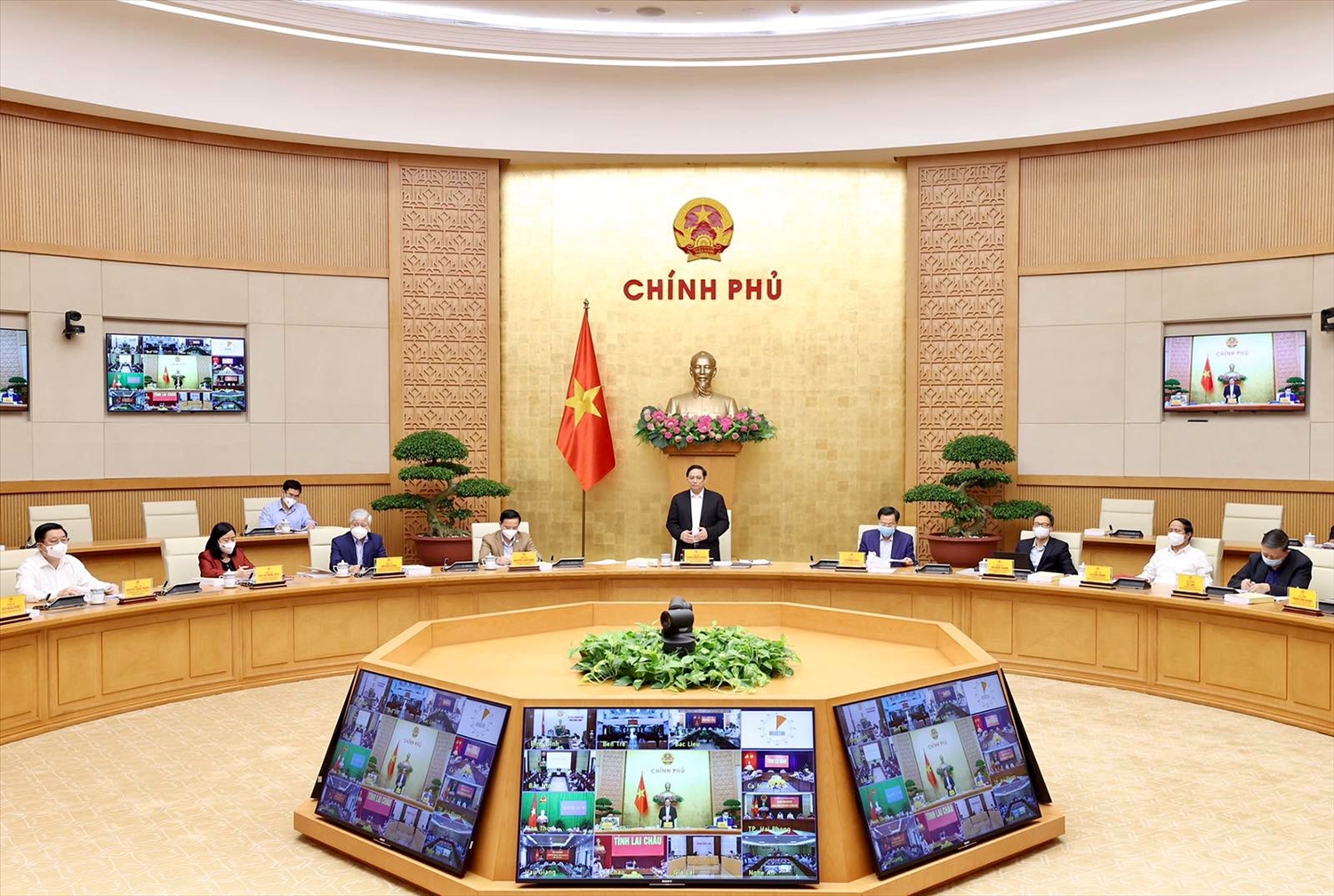 Thủ tướng Phạm Minh Chính chủ trì cuộc họp trực tuyến toàn quốc với các địa phương về những kết quả bước đầu của công tác phòng chống dịch trong đợt dịch thứ 4 từ ngày 27/4/2021 đến nay. Ảnh: VGP/Nhật Bắc