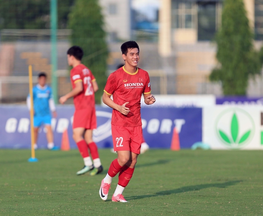 Nguyễn Tiến Linh giành danh hiệu cầu thủ xuất sắc nhất tháng 10. Ảnh: VFF