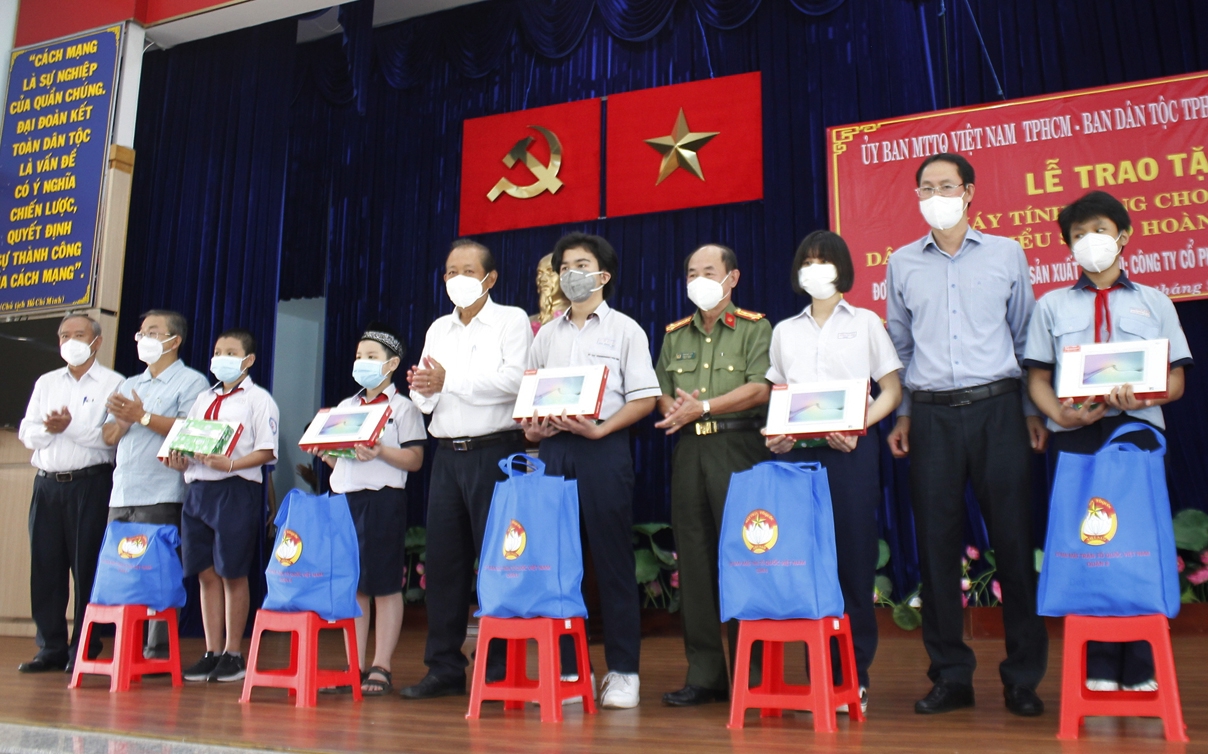 Trao tặng thiết bị học tập trực tuyến cho trẻ em đồng bào DTTS khó khăn tại TP. Hồ Chí Minh