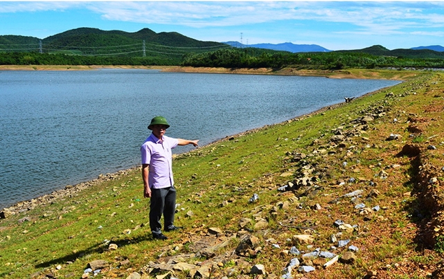 Hồ Trung Thuần (xã Quảng Thạch), mái thượng lưu được đào đắp thủ công, hiện đã xuống cấp, được gia cố 1 lớp đá khan