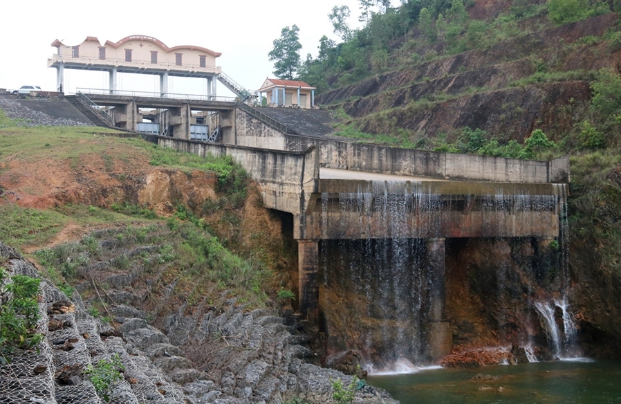 Cửa tràn hồ Rào Đã, một trong những công trình thủy lợi lớn nhất tại tỉnh Quảng Bình, đã bị sạt lở nghiêm trọng