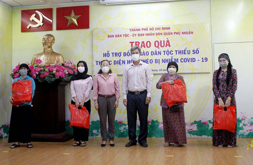 Trao quà hỗ trợ đồng bào DTTS nghèo nhiễm Covid-19 tại quận Phú Nhuận