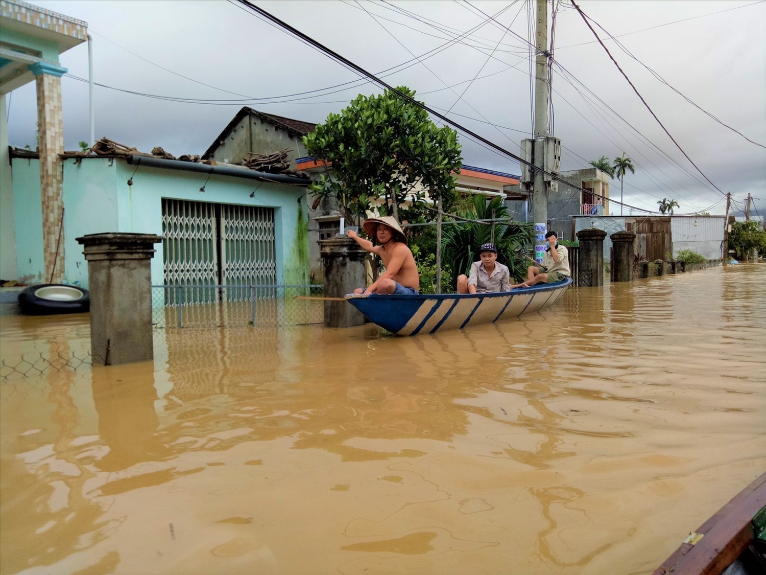 Người dân sử dụng thuyền để đi lại trong vùng lũ Đại Lộc