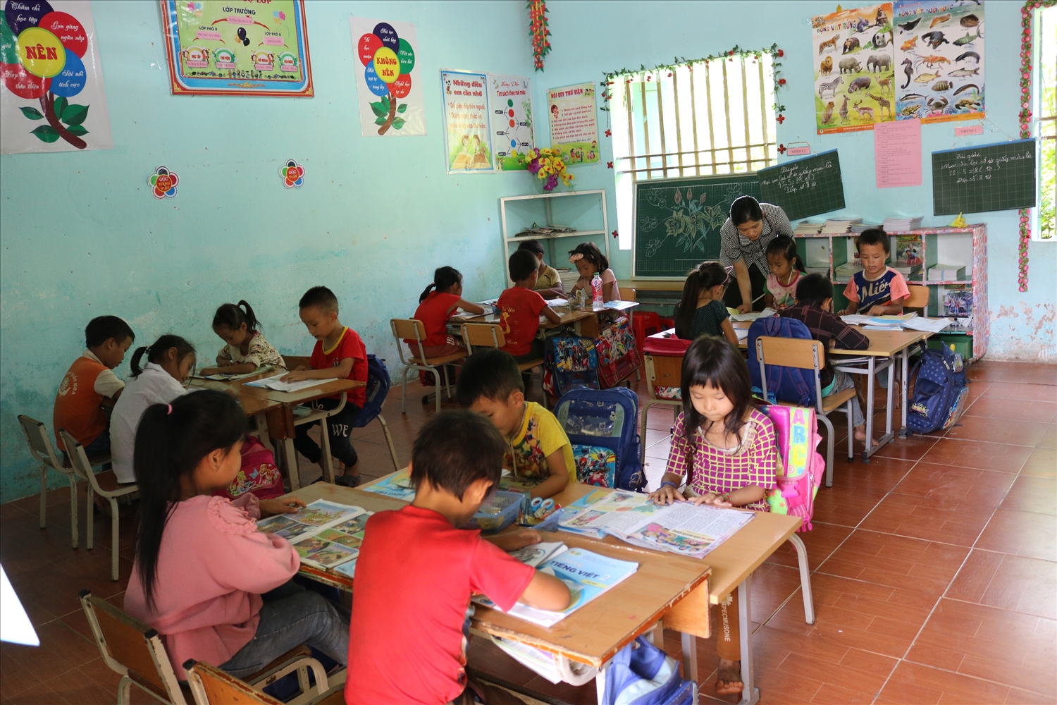 Học sinh tại điểm trường thôn Lùng Khúy đang học nhờ ở trụ sở thôn 