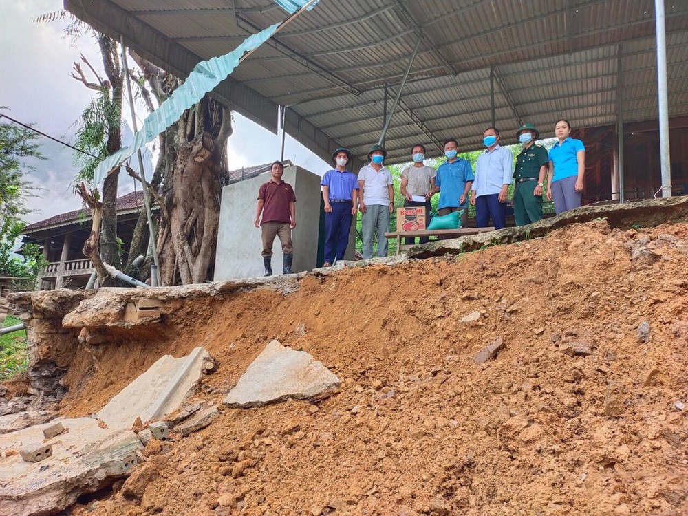 Lãnh đạo huyện Kỳ Sơn (Nghệ An) thăm ngôi nhà của người dân tại bản Khe Tang, xã Chiêu Lưu bị sạt lở cổng và sân. Ảnh: CTV