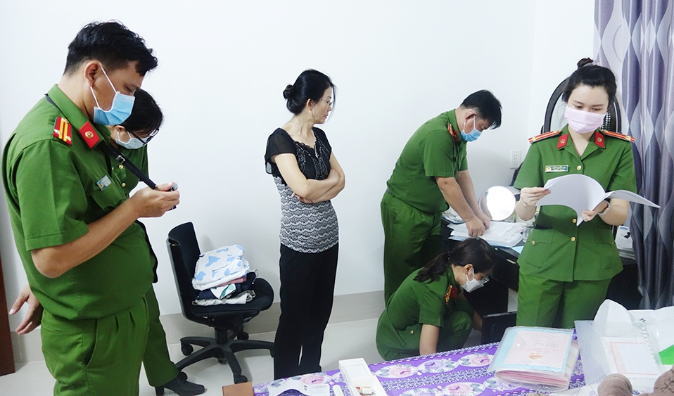 Công an tỉnh An Giang thực hiện Lệnh khám xét nơi ở của Việt