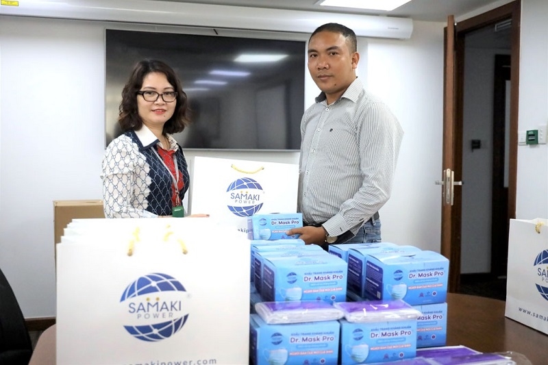 Doanh nhân Chung Minh đại diện Công ty CP Samaki Power trao tặng khẩu trang y tế cho Trung tâm Báo chí TP. Hồ Chí Minh để phục vụ các sự kiện