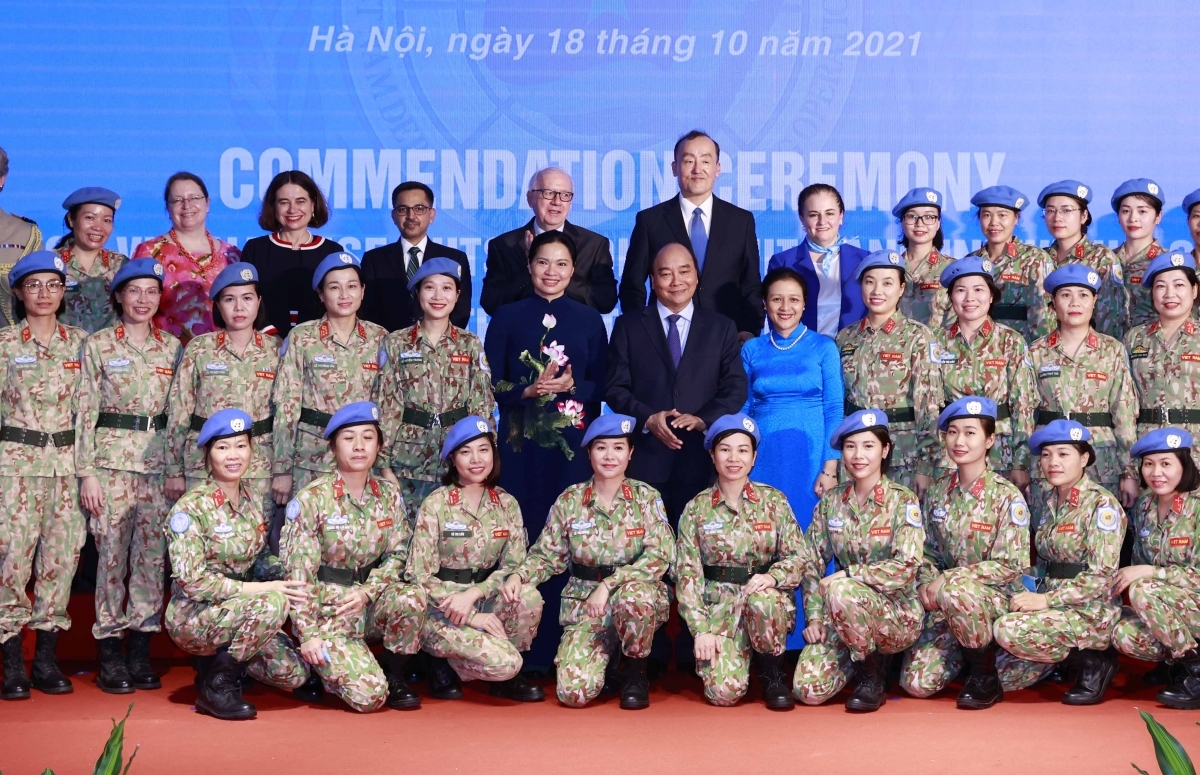 Chủ tịch nước Nguyễn Xuân Phúc chụp ảnh kỷ niệm cùng với các "chiến sĩ mũ nồi xanh" của Việt Nam