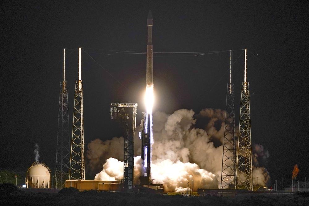 Tên lửa Atlas V của United Launch Alliance mang theo tàu vũ trụ Lucy cất cánh từ bãi phóng thuộc Trạm Lực lượng Không gian Cape Canaveral, bang Florida, Mỹ ngày 16/10/2021. Ảnh: AP 
