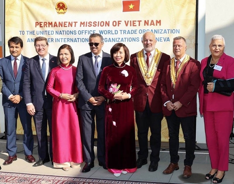 Đại sứ Lê Linh Lan (thứ 5 từ trái qua phải) và Đại sứ Lê Thị Tuyết Mai (thứ 3 từ trái sang phải), Tổng giám đốc WHO Tedros Adhanom Ghebreyesus (thứ 4 từ trái qua phải) và một số vị khách quý trong Ngày Văn hóa Việt Nam - Thụy Sỹ tại Phái đoàn Việt Nam ở Geneva, 16/10.