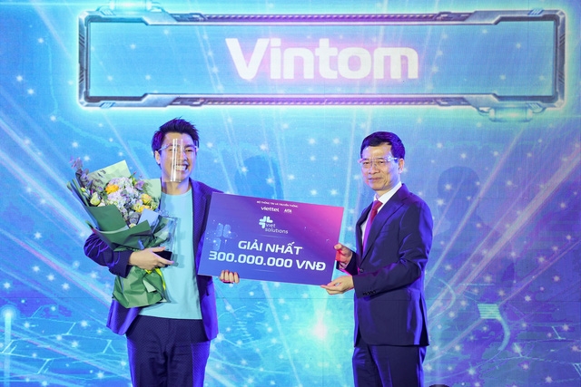 Bộ trưởng Nguyễn Mạnh Hùng trao giải Nhất trị giá 300 triệu đồng cho đội Vintom với các thành viên đến từ Ba Lan và Việt Nam