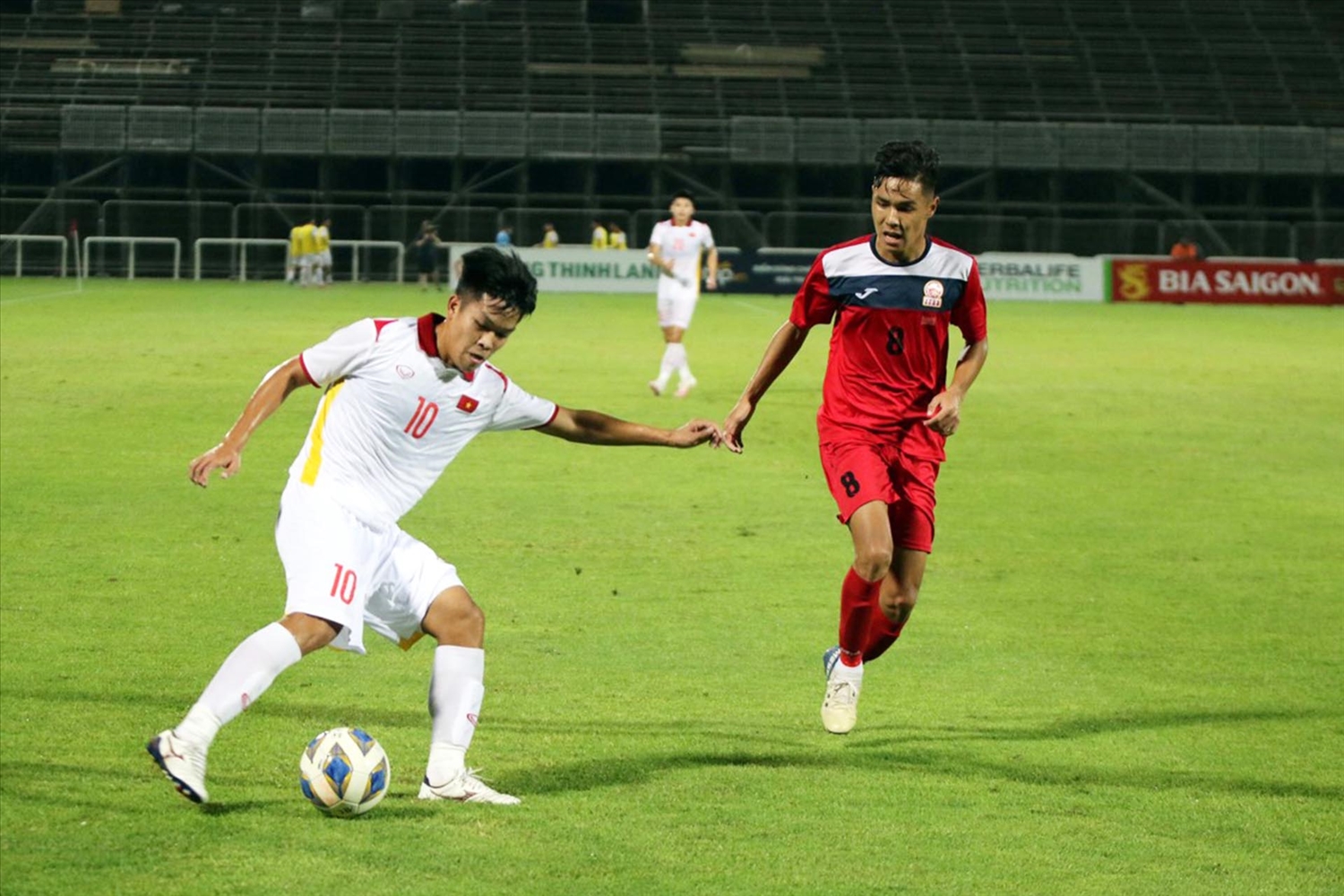 Hữu Thắng đi bóng trước cầu thủ U23 Kyrgyzstan. Ảnh: VFF