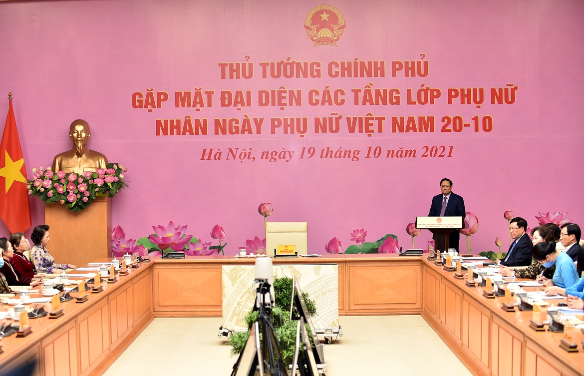 Thủ tướng Chính phủ Phạm Minh Chính gặp mặt đại diện các tầng lớp phụ nữ nhân Ngày Phụ nữ Việt Nam 20/10. Ảnh VGP/Nhật Bắc