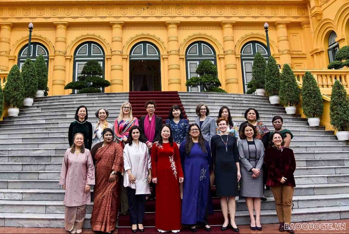 Phó Chủ tịch nước Võ Thị Ánh Xuân với các nữ Đại sứ, Trưởng đại diện cơ quan quốc tế. (Ảnh: Lâm Khánh/TTXVN)
