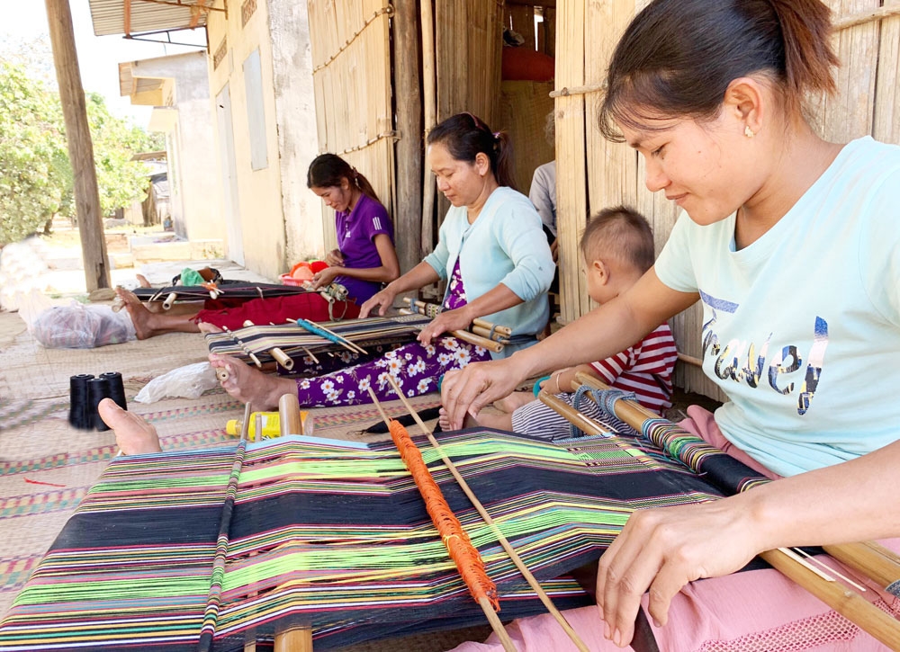 Nghề dệt thổ cẩm giúp nhiều phụ nữ Mạ ở Tân Phú thoát nghèo