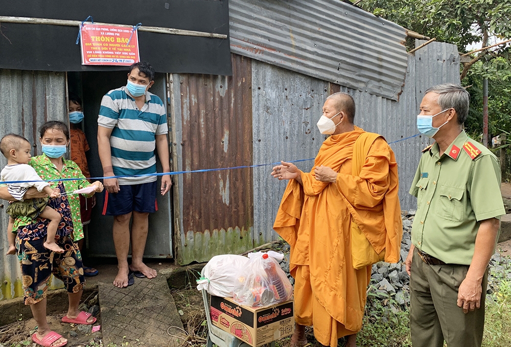 Hòa thượng Chau Sơn Hy, trụ trì chùa Sà Lôn đến động viên một hộ gia đình Khmer có người lao động ở địa phương khác về tránh dịch 