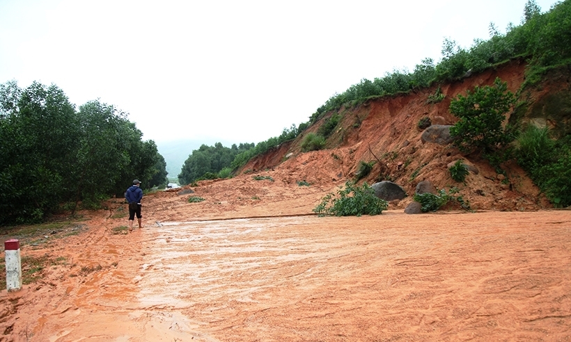 Nhiều vị trí sạt lở tại Hà Tĩnh có nền địa chất yếu nên tiềm ẩn nguy hiểm cho công tác khắc phục