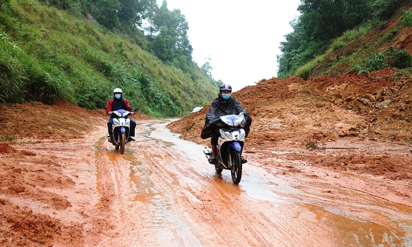 Vị trí sạt lở trên tỉnh lộ 551 đoạn giữa xã Kỳ Phong và Kỳ Trung huyện Kỳ Anh đã có thể lưu thông tạm
