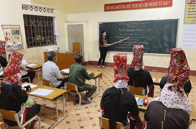 Lớp học có nhiều độ tuổi từ 20 - 70 tham gia, với chủ yếu là các học viên dân tộc Dao, Sán Chỉ, nhưng họ đều chung mục tiêu là biết đọc, biết viết