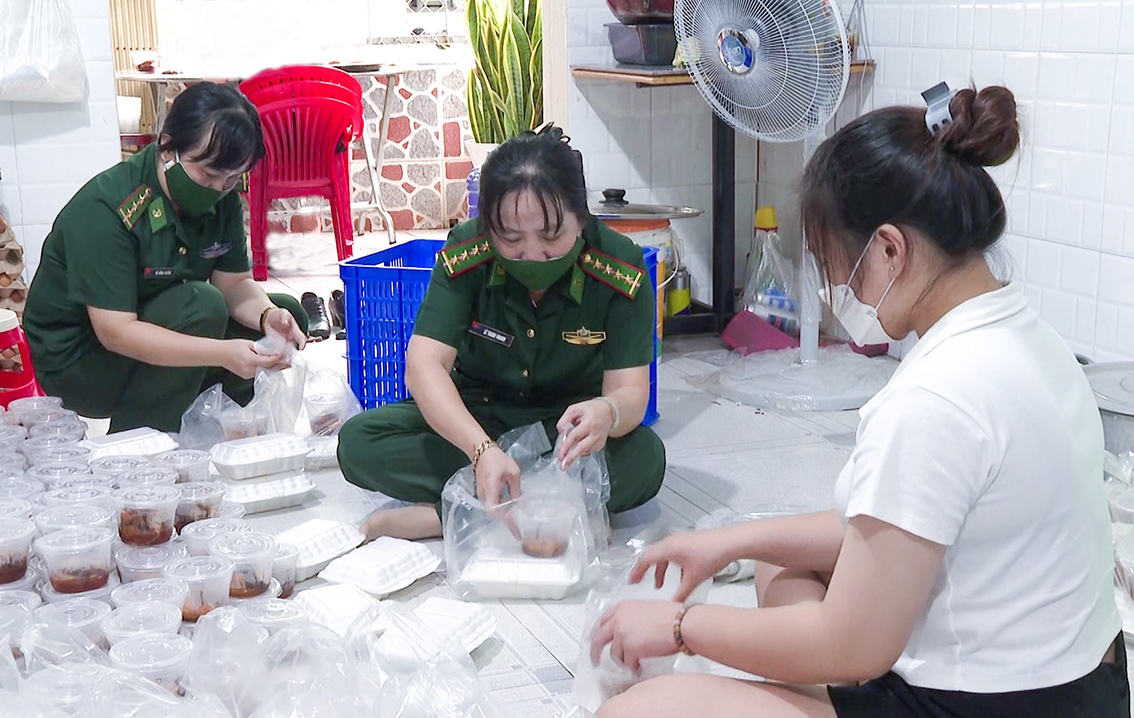 Chị em Hội Phụ nữ BĐBP Sóc Trăng chuẩn bị các phần cơm cho người dân đang thực hiện cách ly y tế tại các khu cách ly tập trung 