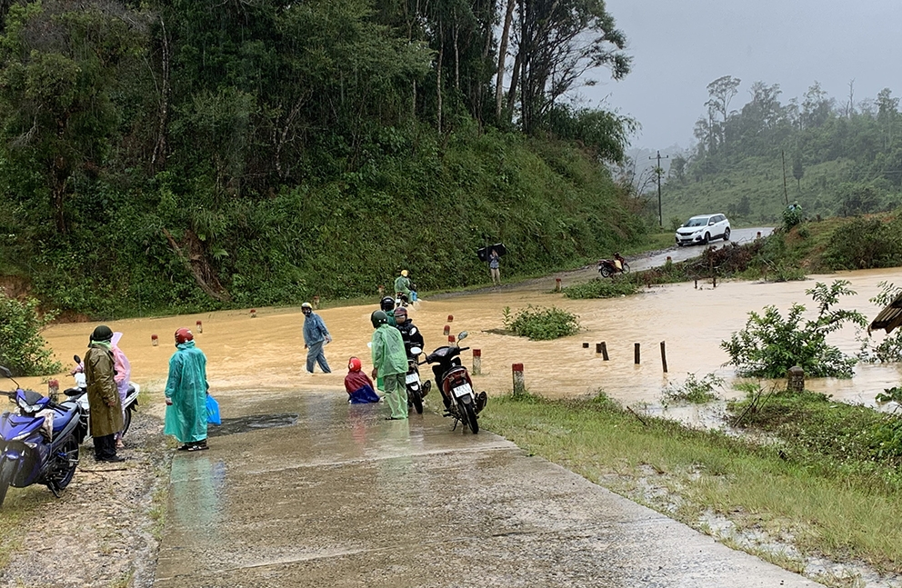 Nước ngập nhiều tuyến đường ở Kon Tum