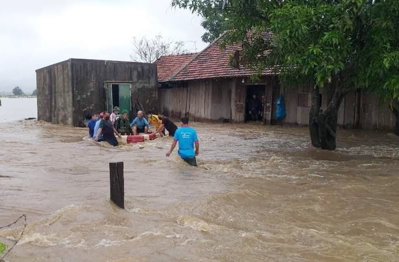 Lực lượng chức năng di dời người dân bị ngập huyện Ea Súp (Đắk Lắk) đến nơi an toàn 
