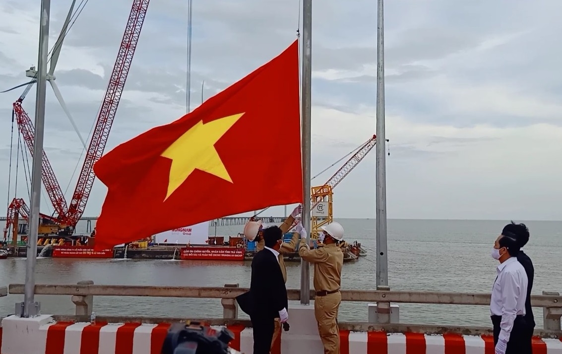 Lễ thượng cờ Tổ quốc trang nghiêm và xúc động trên công trình Dự án điện gió Đông Hải 1- Trà Vinh.