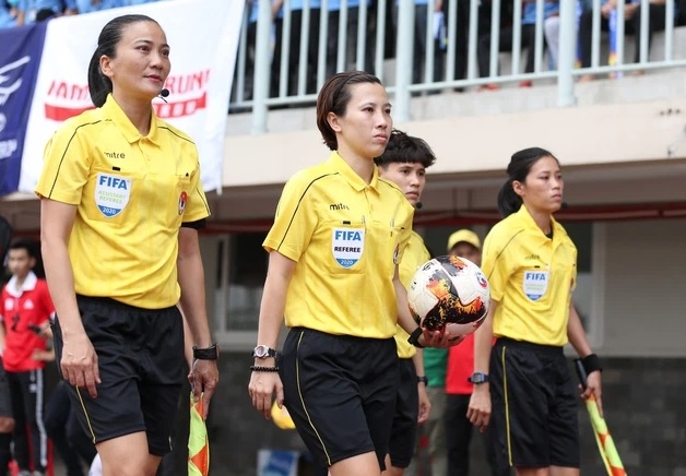 Nữ trọng tài Thu Trang (người cầm bóng) đang tiến gần đến cơ hội góp mặt ở World Cup 2023.