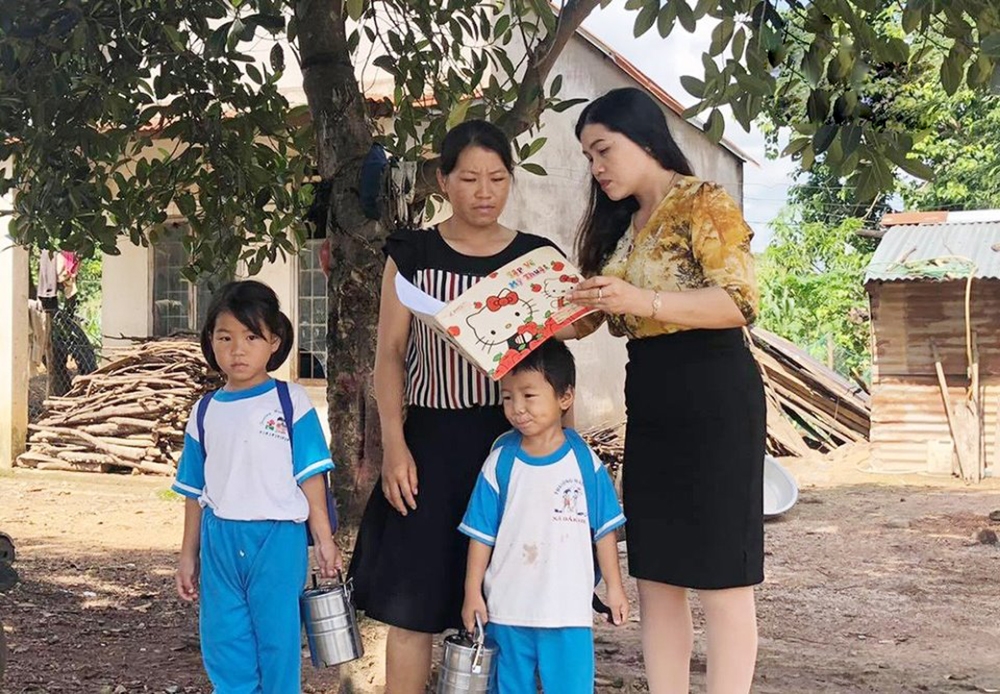 Cán bộ dân số huyện Cư Jút tuyên truyền giáo dục về giới tính cho bà con đồng bào DTTS. (Ảnh chụp trước ngày 27/4/2021)
