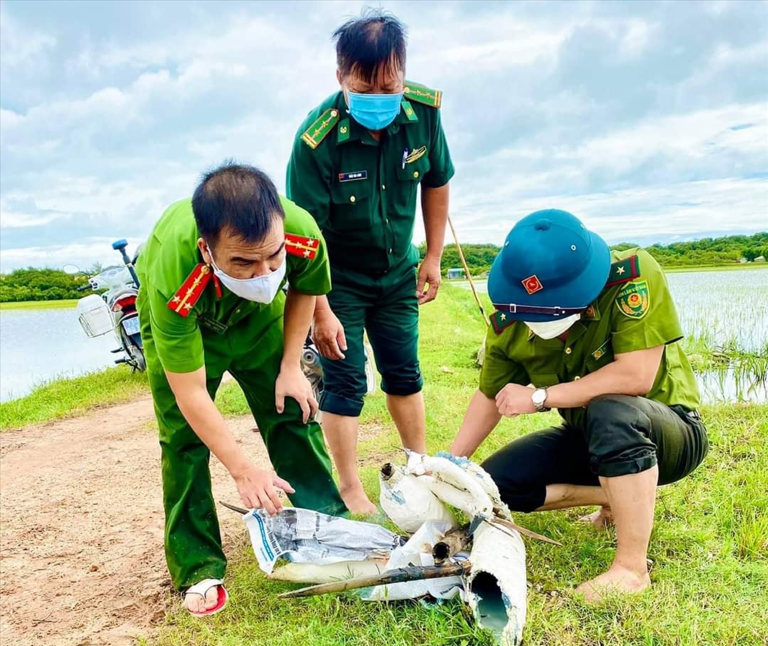 Lực lượng Kiểm lâm huyện Quảng Trạch cùng các đơn vị liên quan ra quân dẹp bỏ các trường hợp dùng mồi, bẫy để đánh bắt các loài chim trời