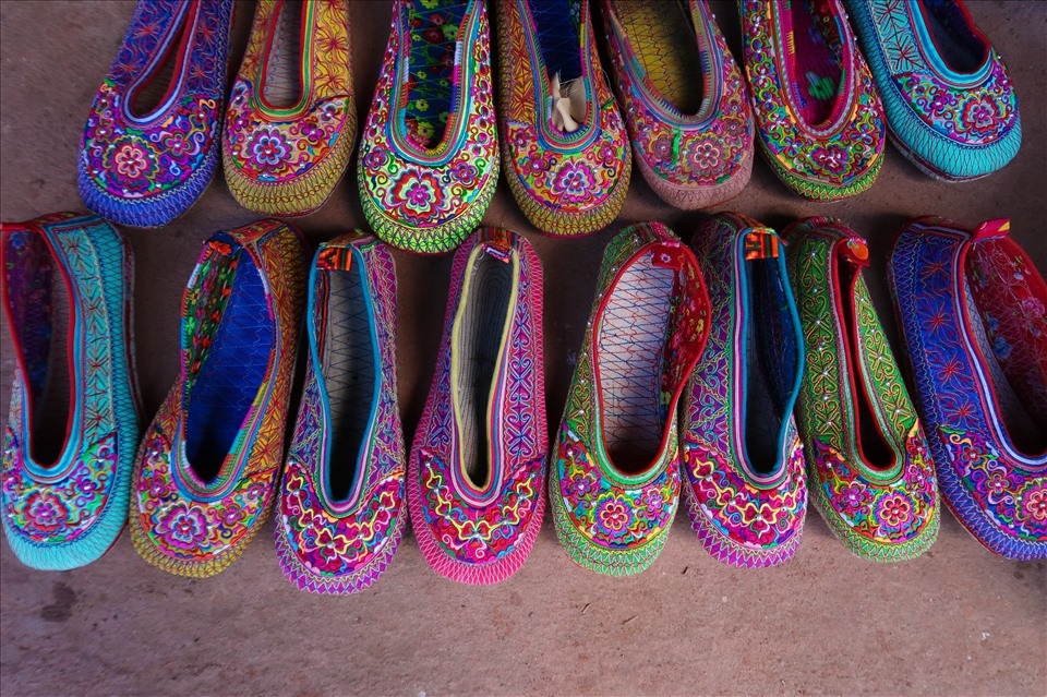 Giày thêu của nam và nữ dân tộc Xạ Phang