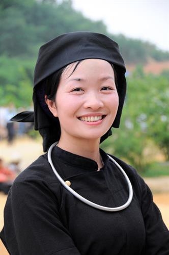 Trong bộ trang phục truyền thôgns của phụ nữ Nùng có khăn đội đầu