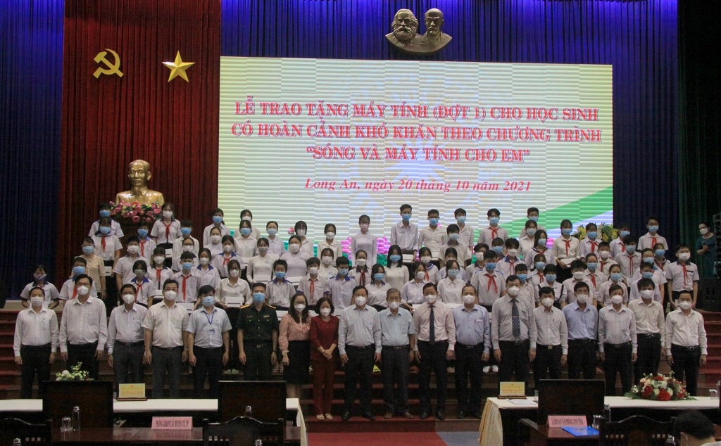 Tại buổi lễ, 66 học sinh đại diện cho 227 học sinh (đợt 1) nhận máy tính bảng từ Chương trình “Sóng và máy tính cho em” với tổng kinh phí gần 1 tỉ đồng. 