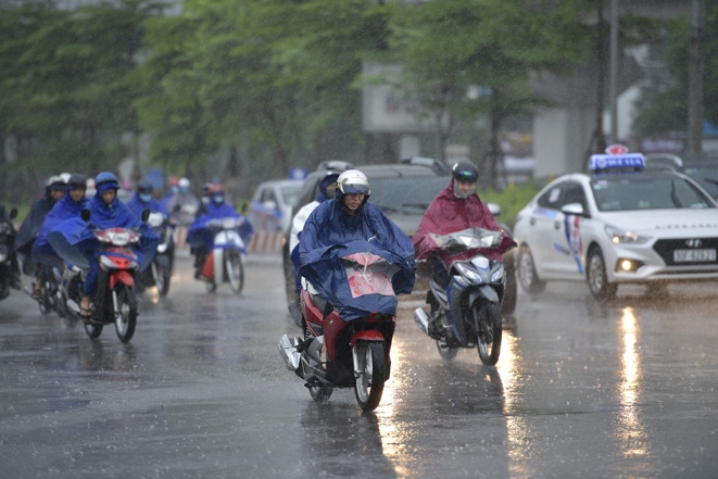Thủ đô Hà Nội trời rét và có mưa