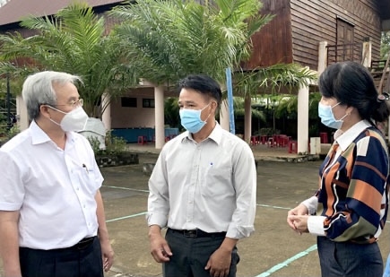 Trưởng ban Công tác Mặt trận ấp 6 Đỗ Đăng Tâm (thứ hai từ trái sang) trao đổi công việc với lãnh đạo Ủy ban MTTQ Việt Nam tỉnh Đồng Nai và huyện Cẩm Mỹ 