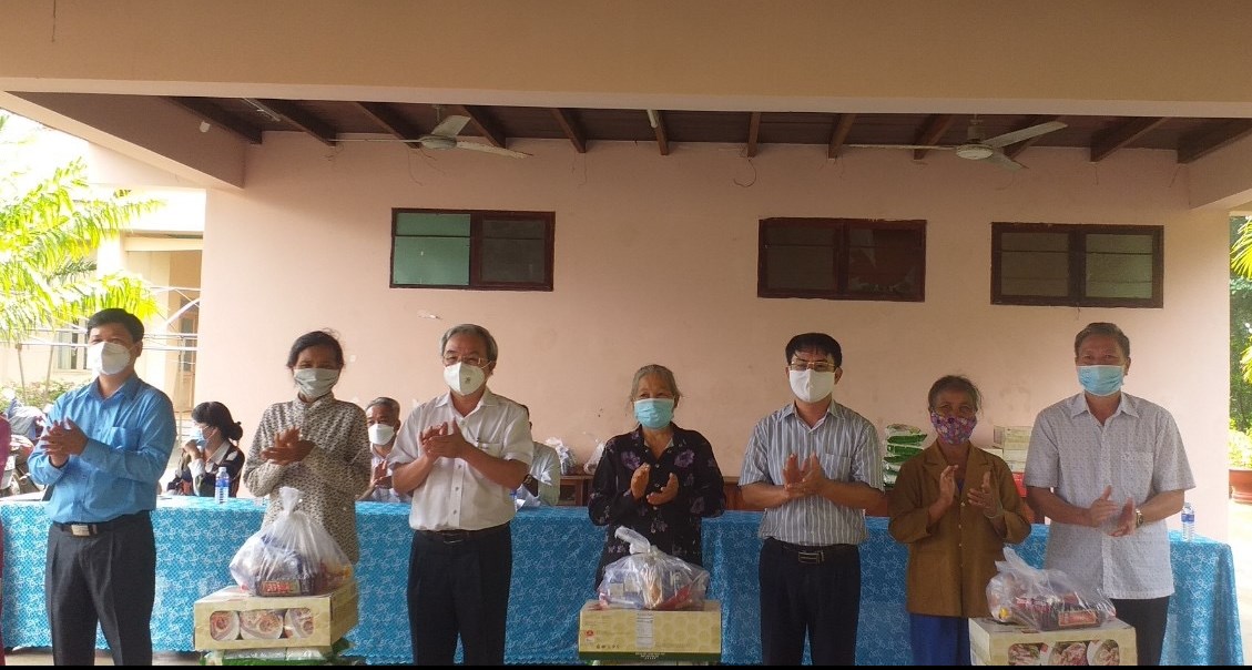 Ban Dân tộc tỉnh Đồng Nai phối hợp cùng Ủy ban MTTQ Việt Nam tỉnh trao quà tặng đồng bào DTTS nghèo bị ảnh hưởng bởi dịch Covid-19 (tháng 9/2021)