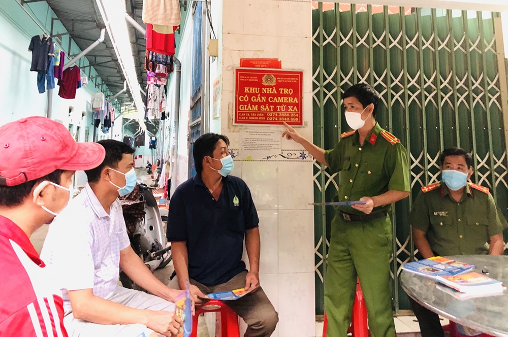 Công an thị xã Tân Uyên tuyên truyền pháp luật, thông báo đường dây nóng tiếp nhận tin báo tố giác tội phạm cho đồng bào Khmer ở trọ tại phường Khánh Bình