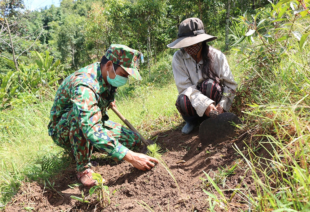 Chiến sĩ Đồn Biên phòng Đăk Blô “cầm tay chỉ việc” giúp đỡ bà con Nhân dân sản xuất, trồng trọt