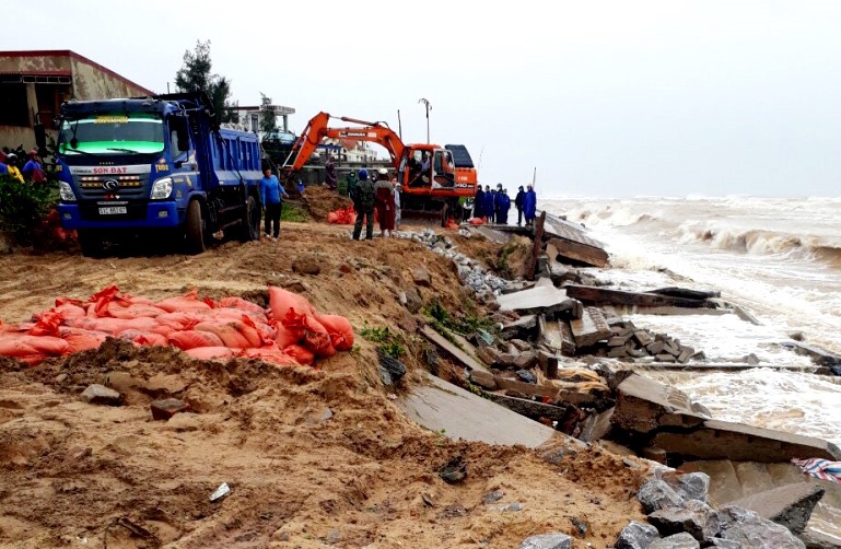  Kè chắn bờ biển xã Nhân Trạch, huyện Bố Trạch (địa bàn Đồn Biên phòng Lý Hòa) bị sóng biển đánh sạt lở nghiêm trọng, đang được chính quyền địa phương huy động lực lượng, phương tiện gia cố chống sạt lở
