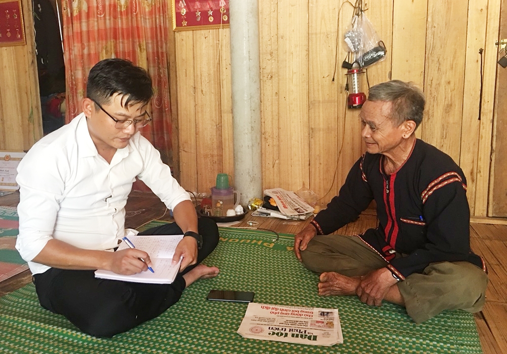 Già làng Đinh Sinh ở xã Bok Tới, huyện Hoài Ân, Bình Định (bìa phải) thường xuyên đón đọc Báo Dân tộc và Phát triển