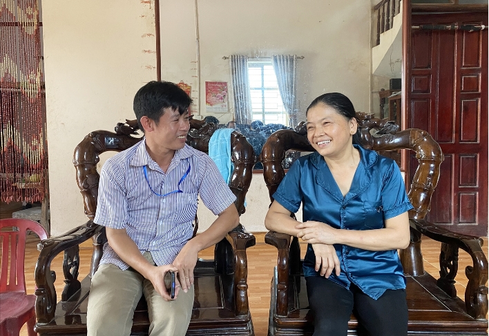 Bà Triệu Thị Thiều chia sẻ về những thông tin bổ ích mà bà đã đọc được trên Báo Dân tộc và Phát triển