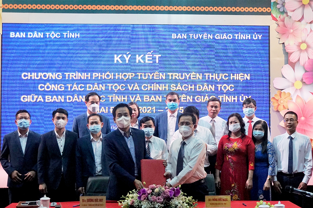 Ban Dân tộc tỉnh Ký kết Chương trình hợp tác với ban Tuyên giáo Tỉnh ủy Lào Cai