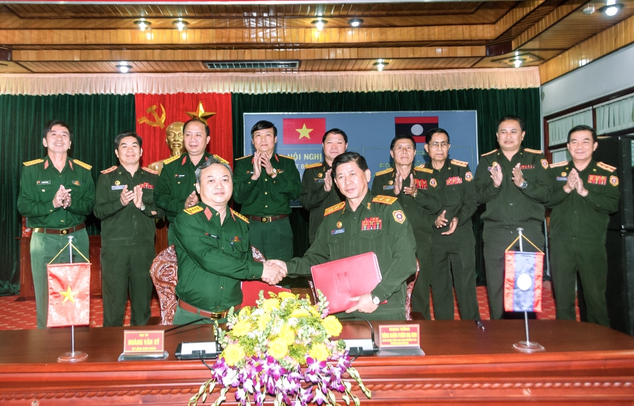 Binh đoàn 15 ký kết chương trình hợp tác với Ban Chỉ đạo xây dựng, phát triển chính trị cơ sở 3 trọng điểm tỉnh Xay-sổm-bun (Bộ Quốc phòng Lào)