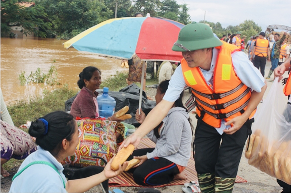 Cán bộ Đoàn KTQP 385 đến thăm, tặng quà, hỗ trợ thức ăn cho bà con nước bạn Lào trong vùng lũ.
