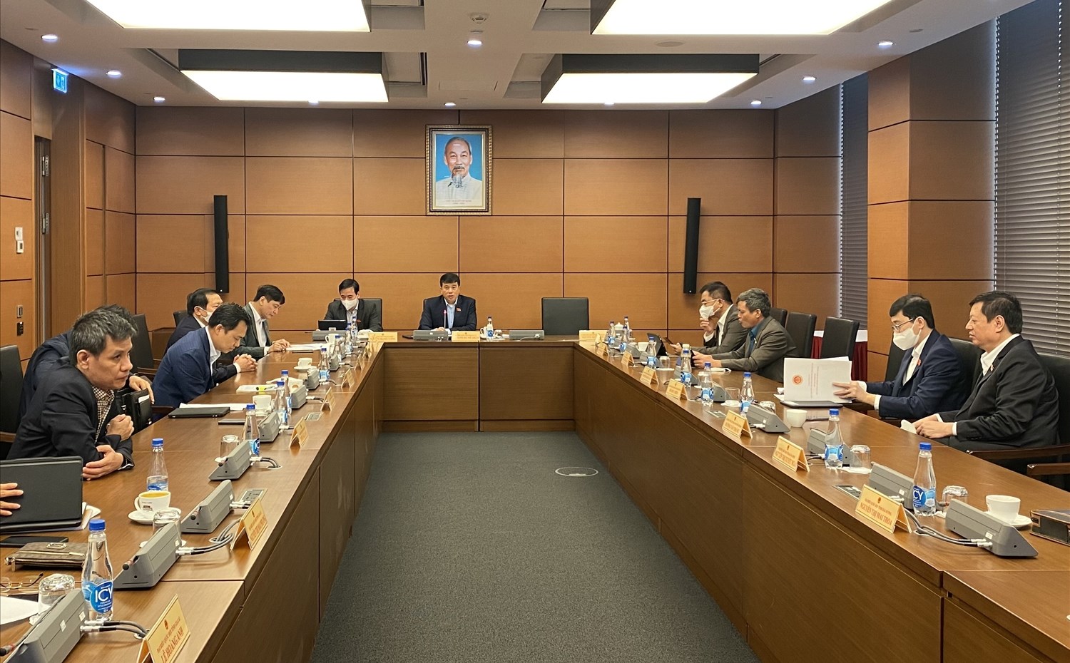 Các đại biểu Quốc hội thảo luận ở tổ về Dự thảo Nghị quyết về một số cơ chế, chính sách đặc thù phát triển các tỉnh, thành phố Hải Phòng, Nghệ An, Thanh Hóa, Thừa Thiên Huế