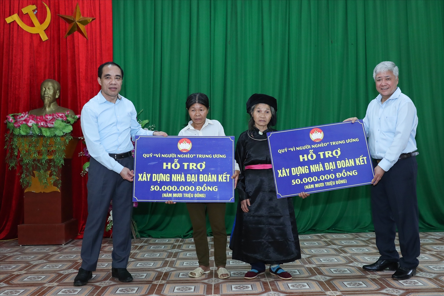 Bí thư Trung ương Đảng, Chủ tịch Ủy ban Trung ương MTTQ Việt Nam Đỗ Văn Chiến (ngoài cùng bên phải) trao tặng Nhà Đại đoàn kết cho hộ nghèo tỉnh Tuyên Quang
